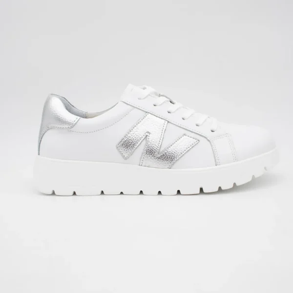 Redz White Runner – Stylish Comfort with Silver Accents