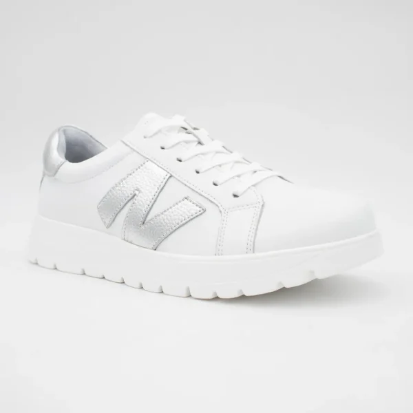 Redz White Runner – Stylish Comfort with Silver Accents