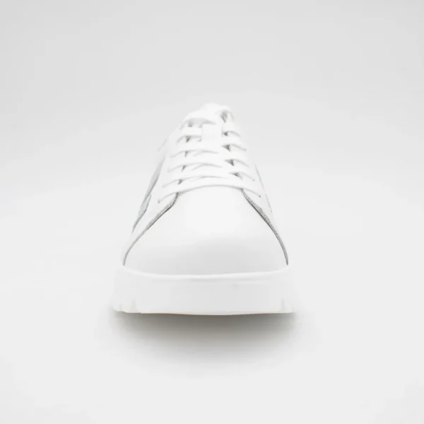 Redz White Runner – Stylish Comfort with Silver Accents