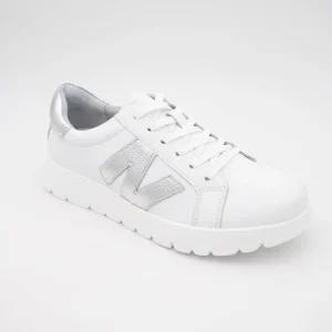 Redz White Runner – Stylish Comfort with Silver Accents