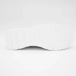 Redz White Runner – Stylish Comfort with Silver Accents